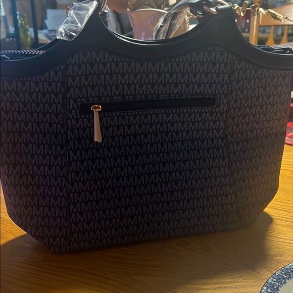 Mia K Collection - Picture 2 of 3